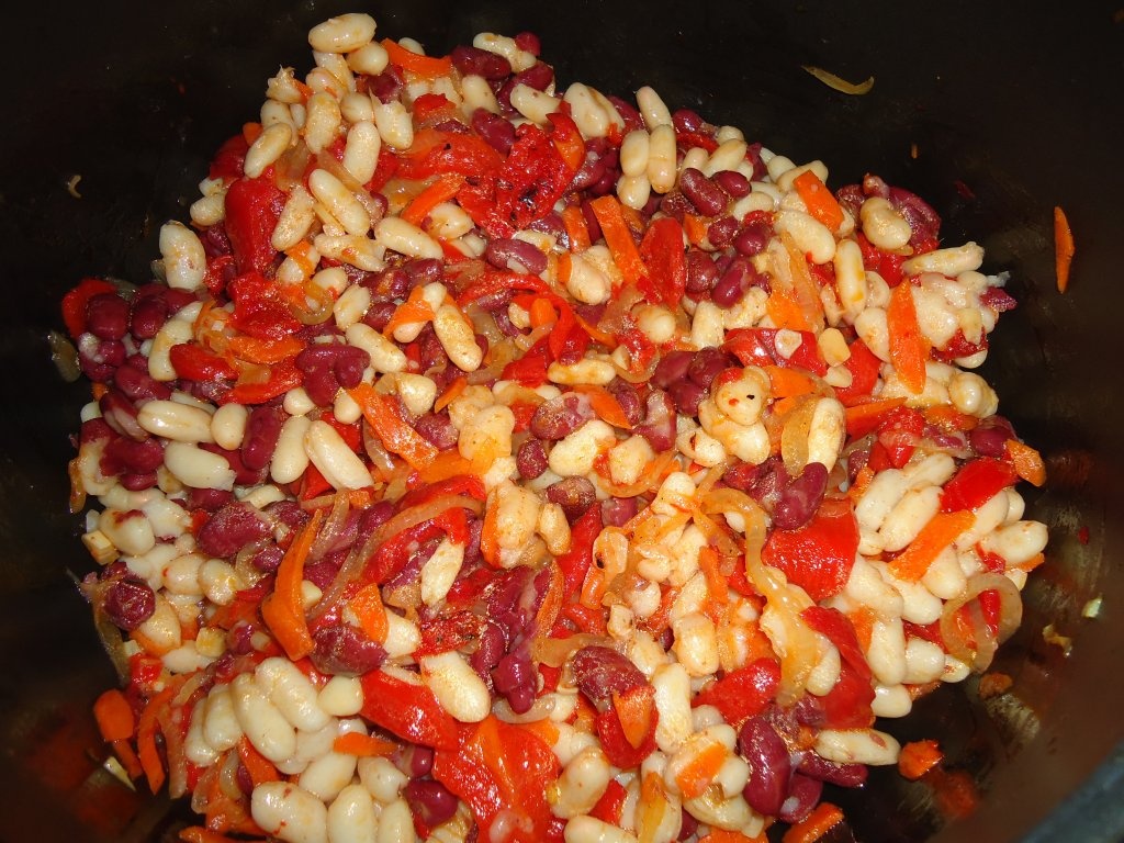 Iahnie de fasole alb-rosie cu ardei