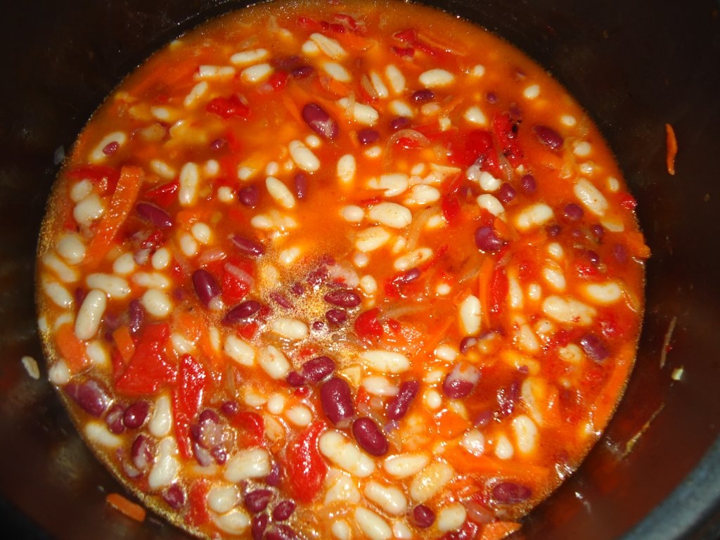 Iahnie de fasole alb-rosie cu ardei