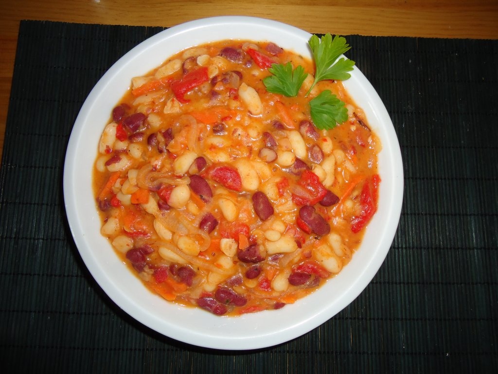 Iahnie de fasole alb-rosie cu ardei