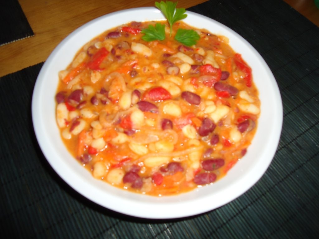 Iahnie de fasole alb-rosie cu ardei