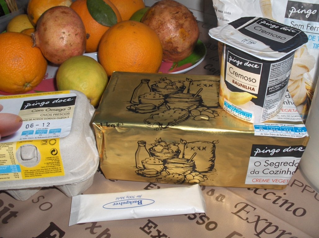 Chec de iaurt cu cremã de vanilie si rodii (Bolo de Iogurte com molho de Baunilha e romãs)