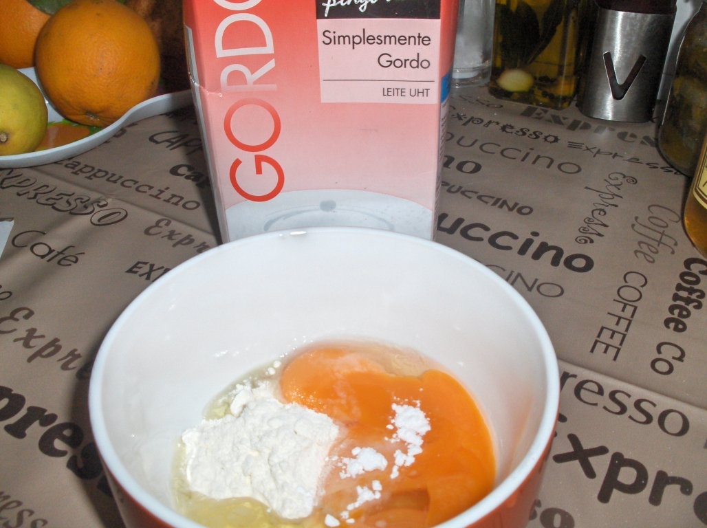 Chec de iaurt cu cremã de vanilie si rodii (Bolo de Iogurte com molho de Baunilha e romãs)