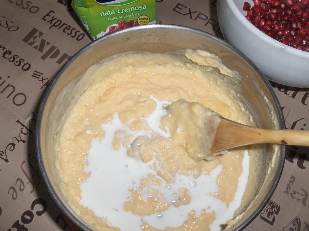 Chec de iaurt cu cremã de vanilie si rodii (Bolo de Iogurte com molho de Baunilha e romãs)