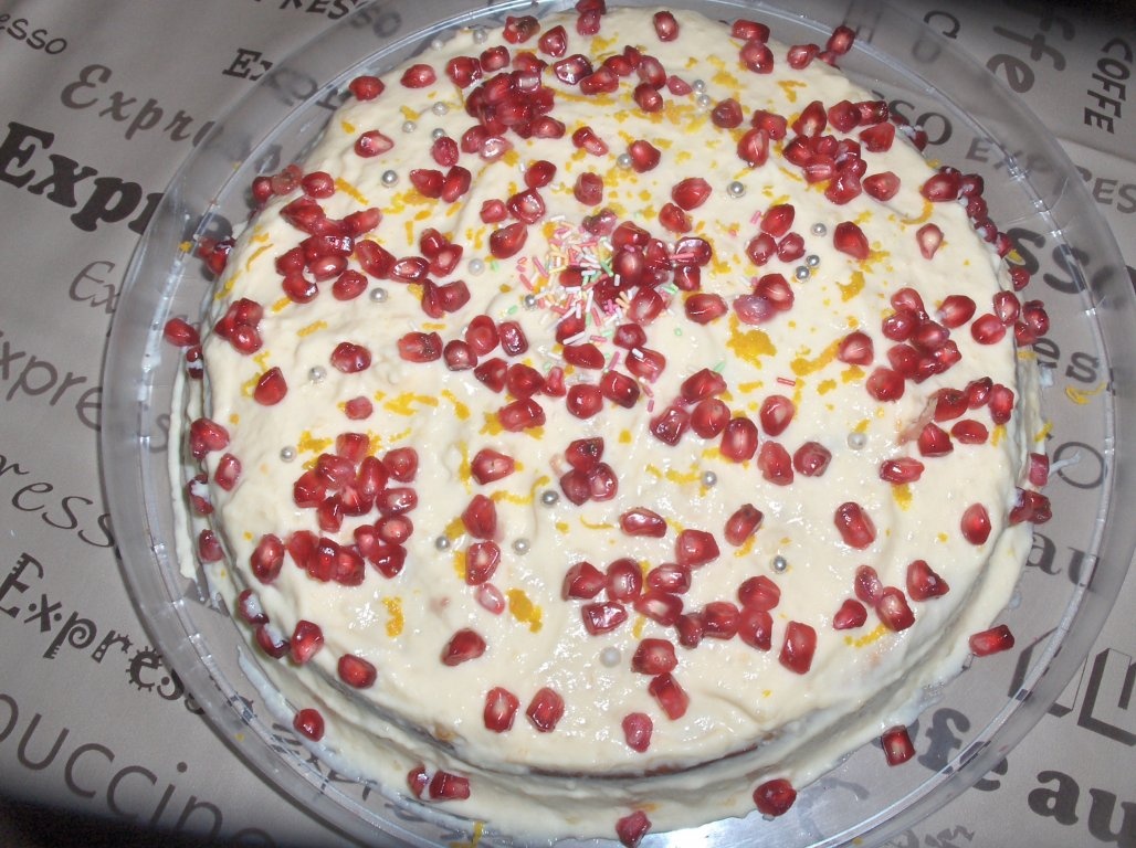 Chec de iaurt cu cremã de vanilie si rodii (Bolo de Iogurte com molho de Baunilha e romãs)