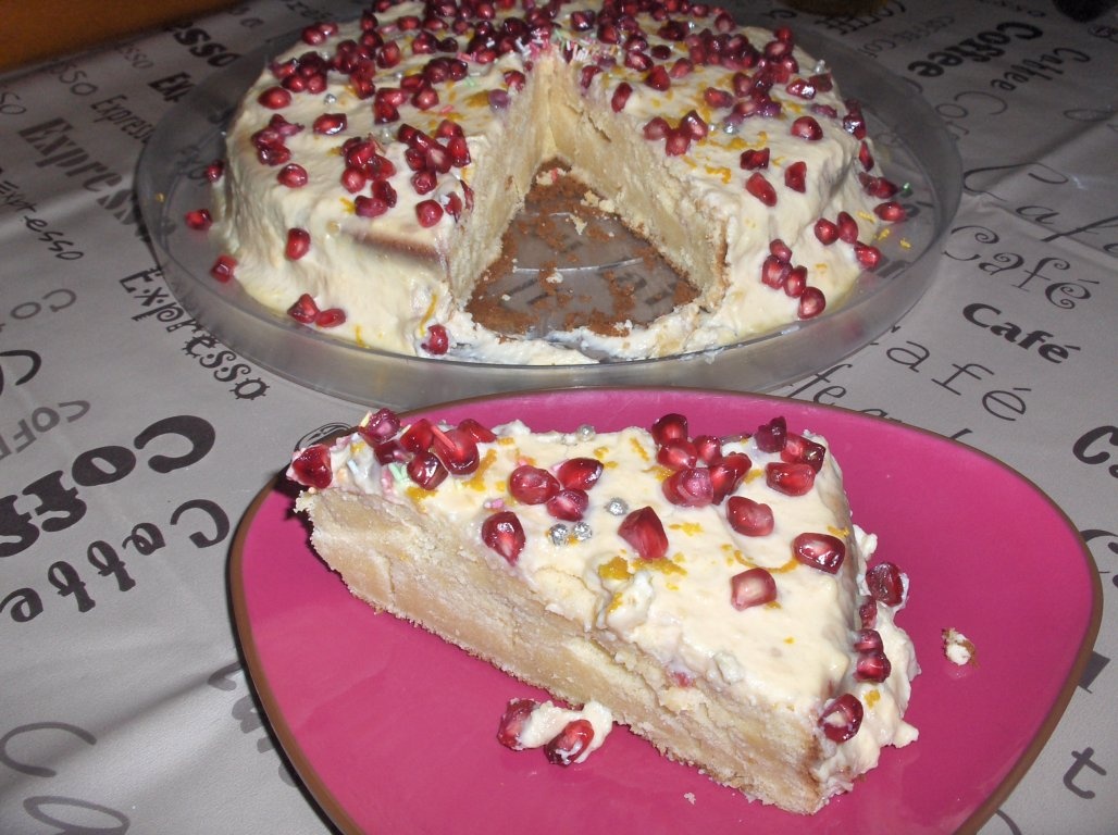 Chec de iaurt cu cremã de vanilie si rodii (Bolo de Iogurte com molho de Baunilha e romãs)