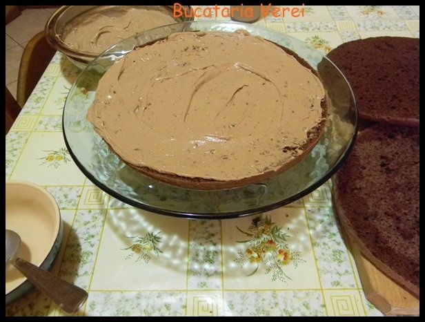 Tort cu crema si fluturasi de ciocolata