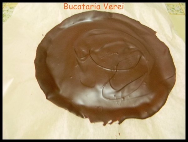 Tort cu crema si fluturasi de ciocolata