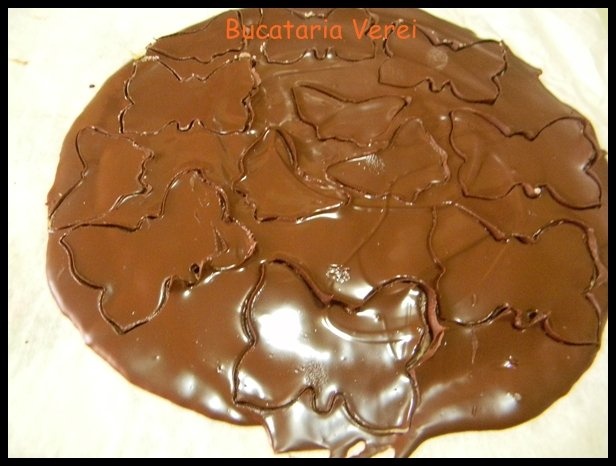 Tort cu crema si fluturasi de ciocolata