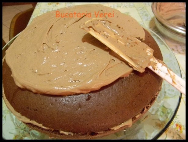 Tort cu crema si fluturasi de ciocolata