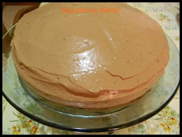 Tort cu crema si fluturasi de ciocolata