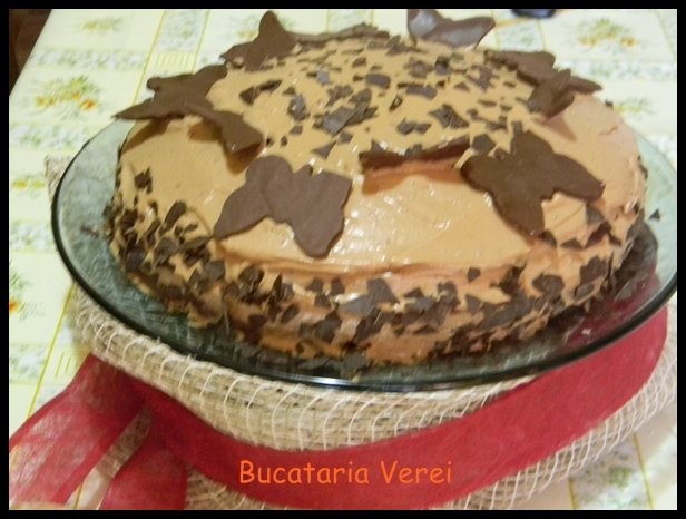 Tort cu crema si fluturasi de ciocolata