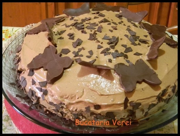Tort cu crema si fluturasi de ciocolata