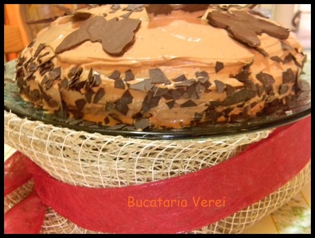 Tort cu crema si fluturasi de ciocolata