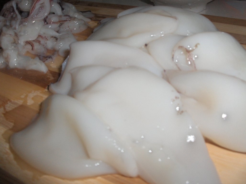 Calamari  umpluti  cu sos de vin (Lulas recheadas)