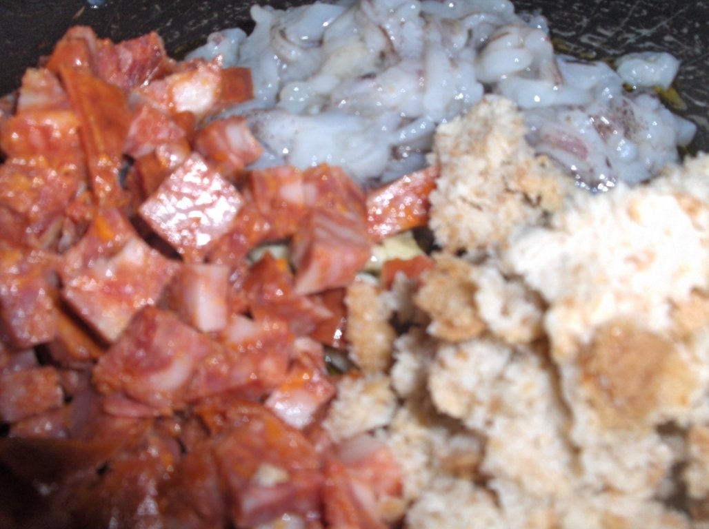 Calamari  umpluti  cu sos de vin (Lulas recheadas)