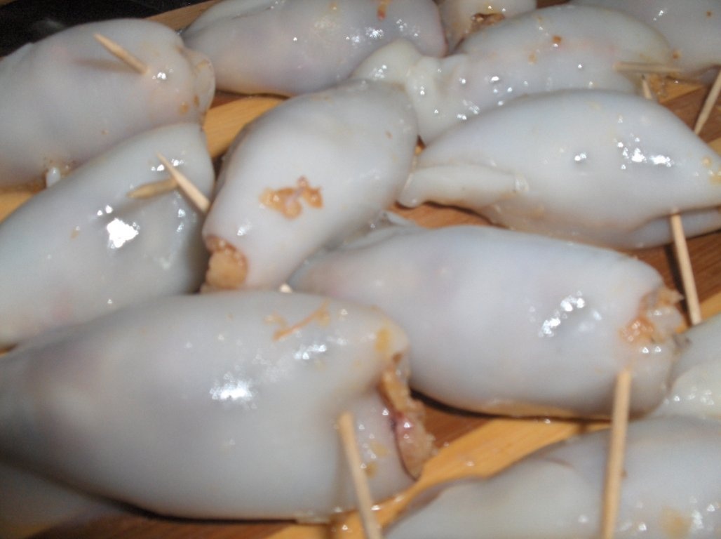 Calamari  umpluti  cu sos de vin (Lulas recheadas)