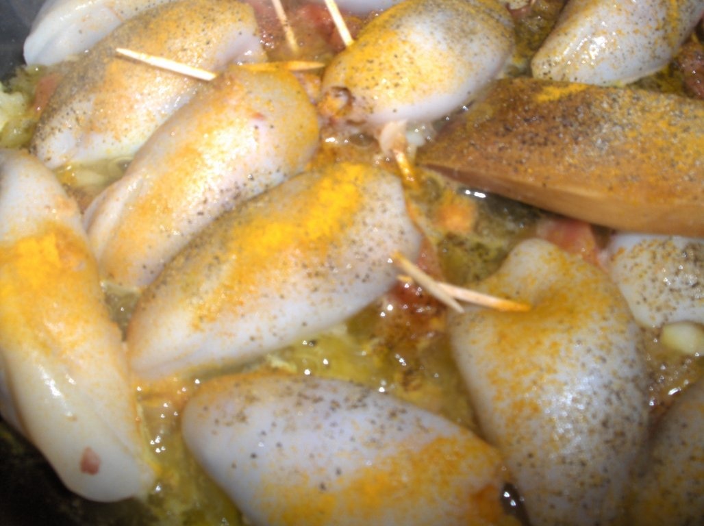 Calamari  umpluti  cu sos de vin (Lulas recheadas)