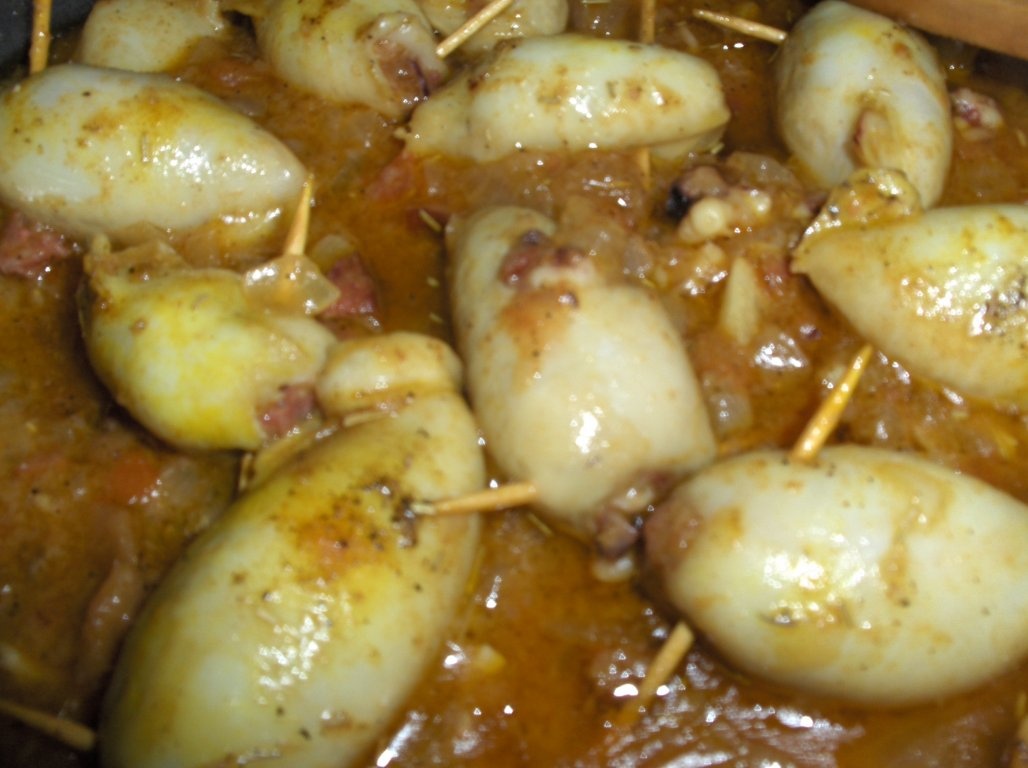 Calamari  umpluti  cu sos de vin (Lulas recheadas)