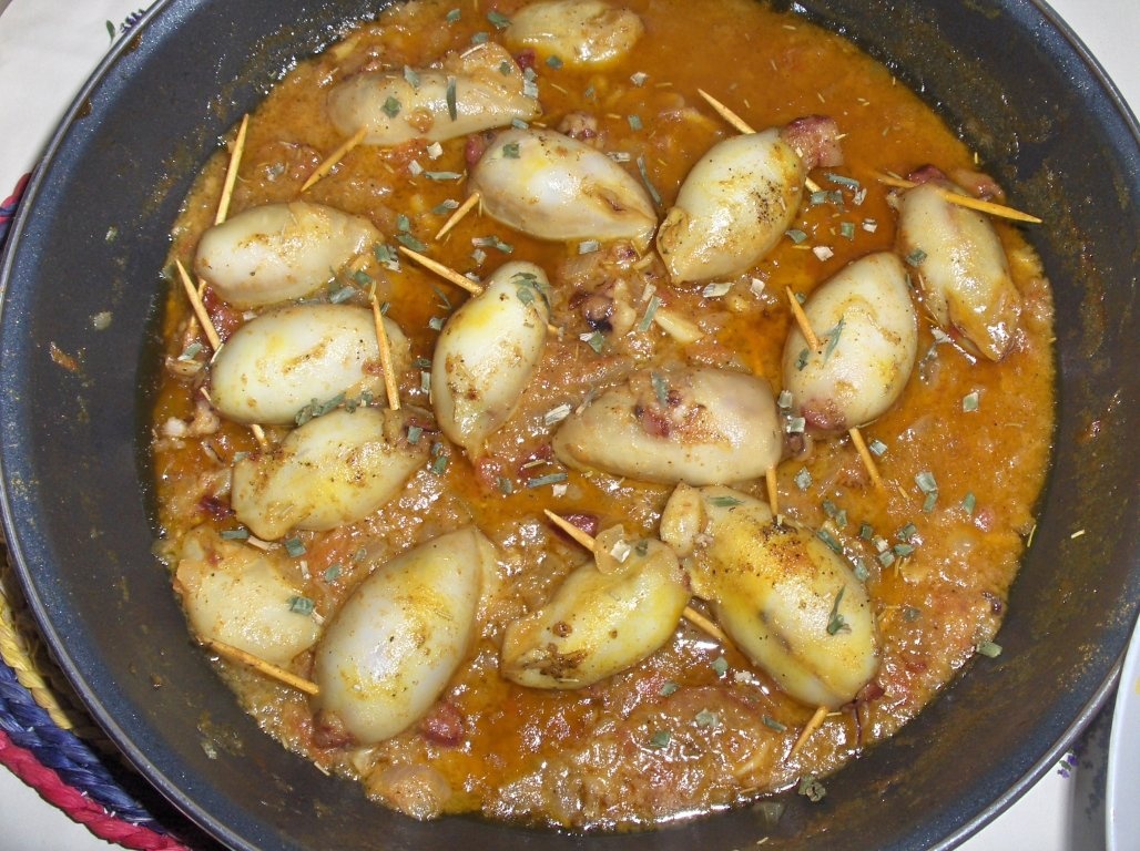 Calamari  umpluti  cu sos de vin (Lulas recheadas)