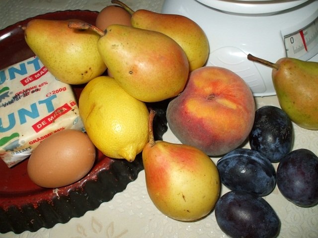 Prajitura cu fructe 3P (pere, piersici, prune)