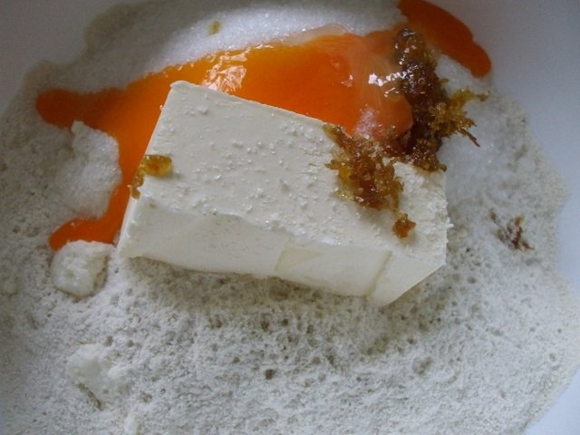 Prajitura cu fructe 3P (pere, piersici, prune)