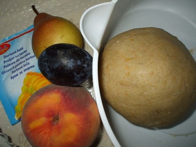Prajitura cu fructe 3P (pere, piersici, prune)