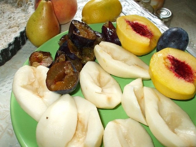 Prajitura cu fructe 3P (pere, piersici, prune)