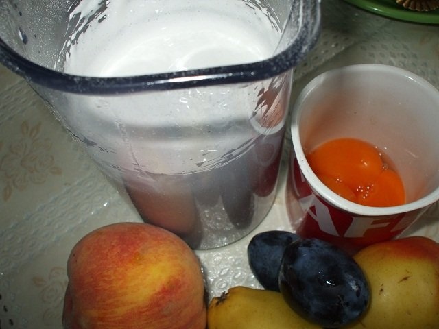 Prajitura cu fructe 3P (pere, piersici, prune)