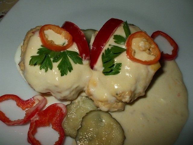 Oua umplute cu piept de pui si cascaval