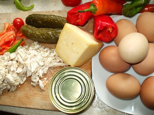 Oua umplute cu piept de pui si cascaval