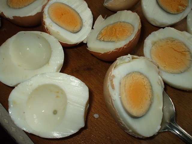 Oua umplute cu piept de pui si cascaval