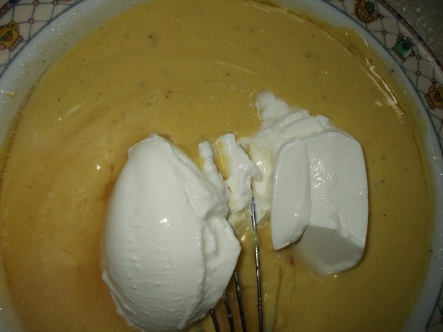 Oua umplute cu piept de pui si cascaval