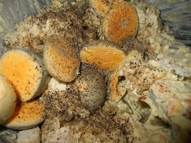 Oua umplute cu piept de pui si cascaval