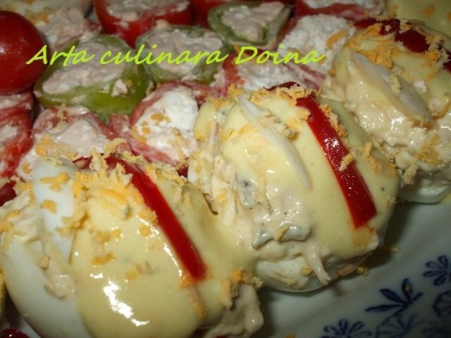 Oua umplute cu piept de pui si cascaval