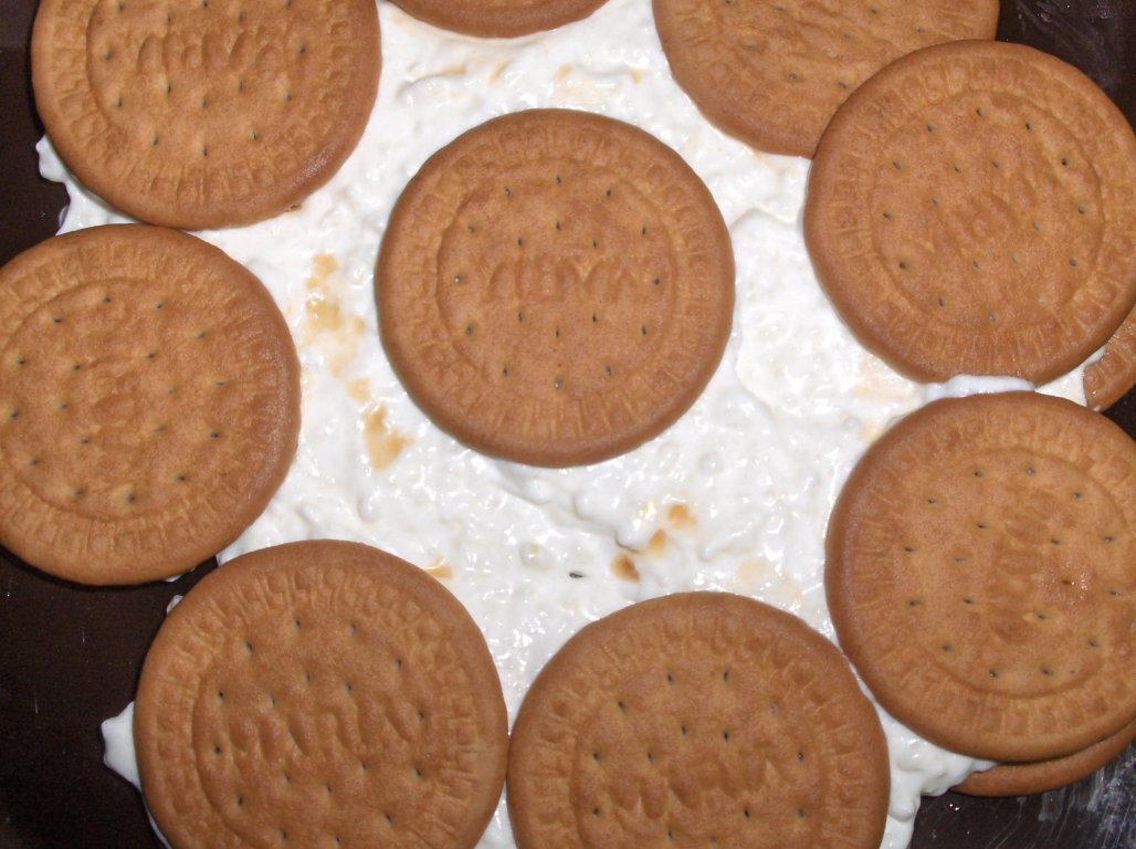 Tort de biscuiti  (Bolo de bolacha)