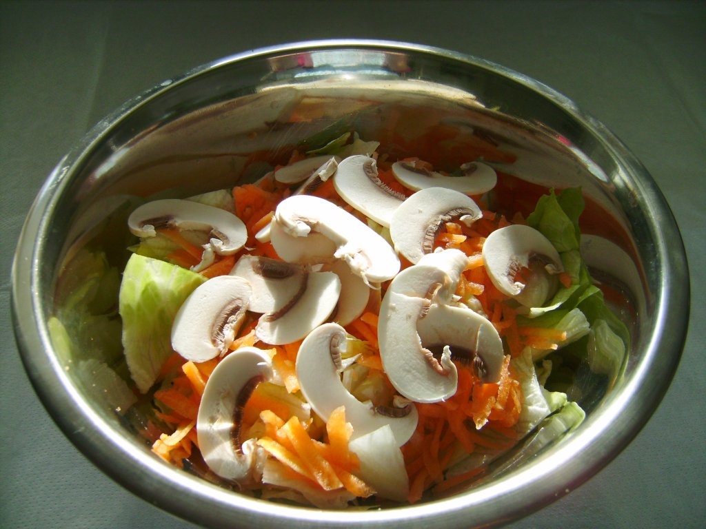 Salata cu file de somon si foccacia
