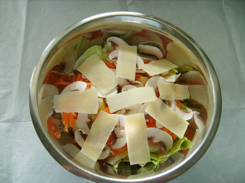 Salata cu file de somon si foccacia