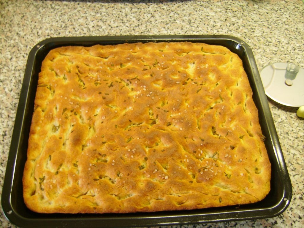 Salata cu file de somon si foccacia
