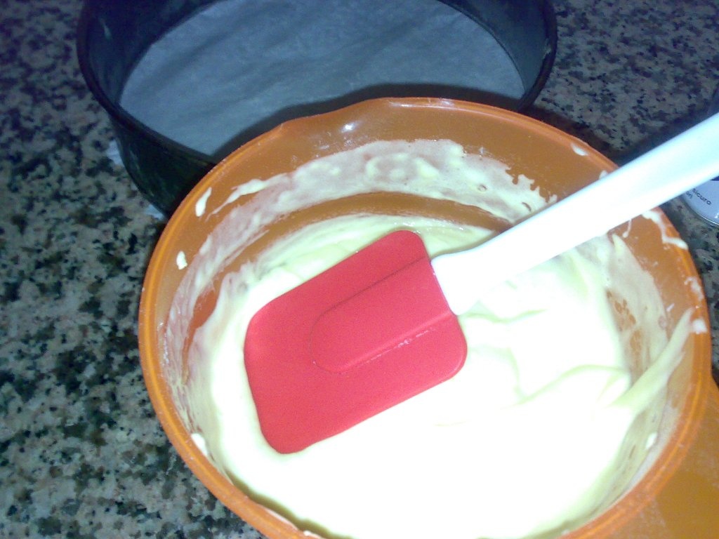 Tort pufos cu crema si dulceata de caise