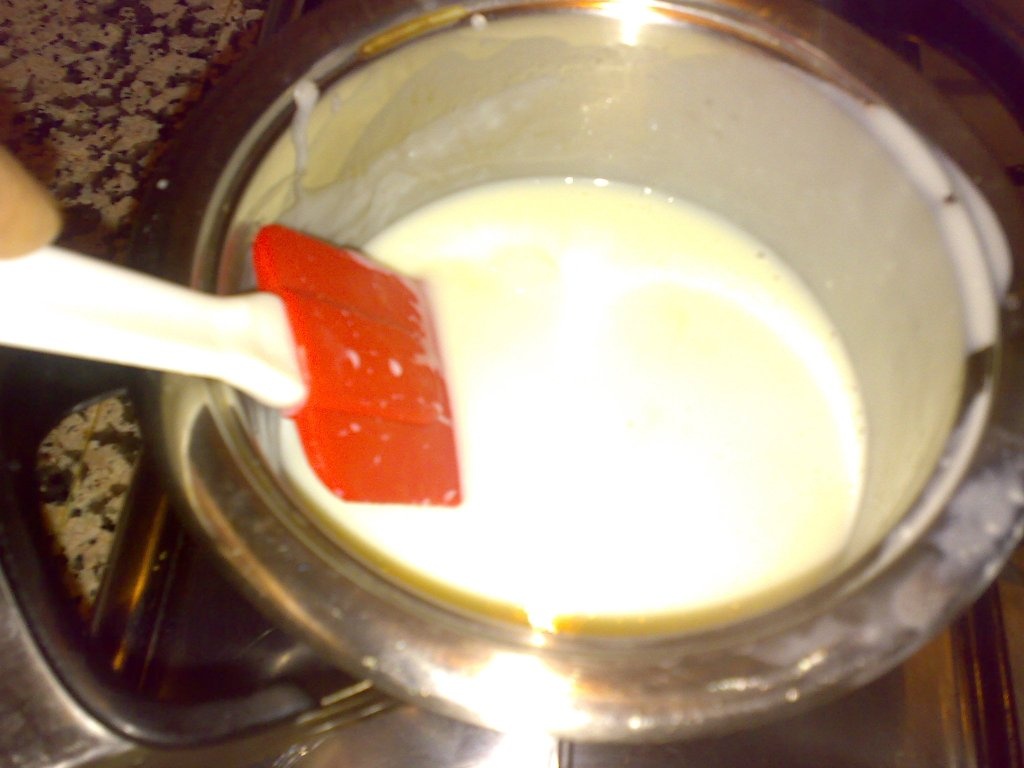 Tort pufos cu crema si dulceata de caise