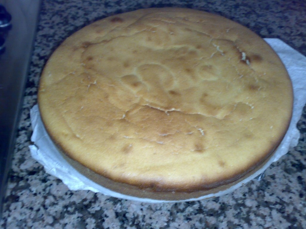 Tort pufos cu crema si dulceata de caise
