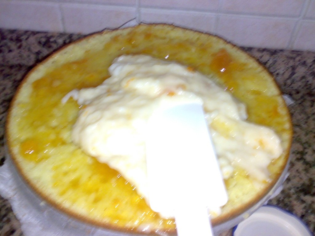 Tort pufos cu crema si dulceata de caise