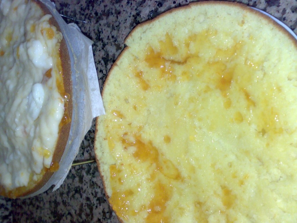 Tort pufos cu crema si dulceata de caise