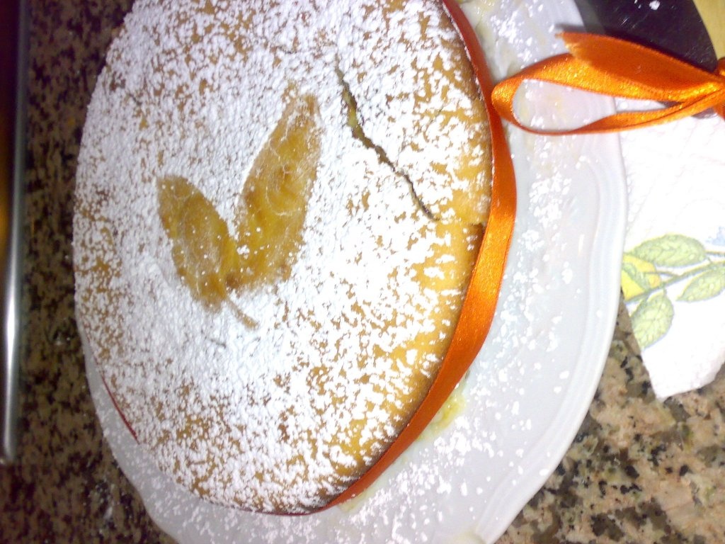 Tort pufos cu crema si dulceata de caise