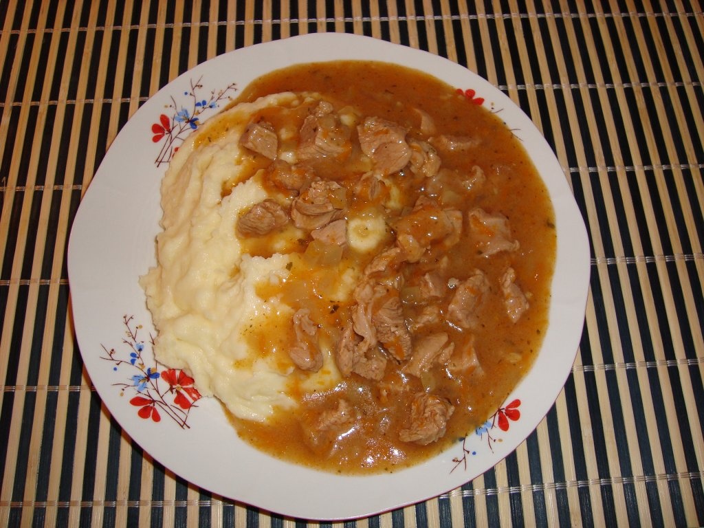 Tocanita de vitel cu piure de cartofi