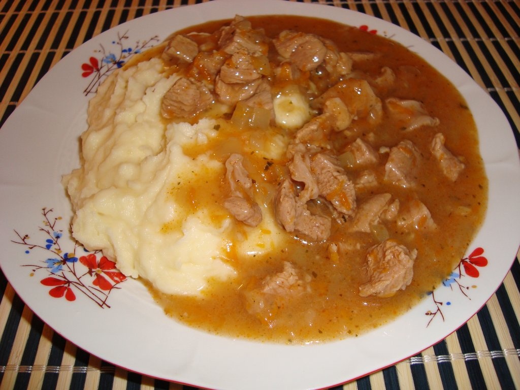 Tocanita de vitel cu piure de cartofi