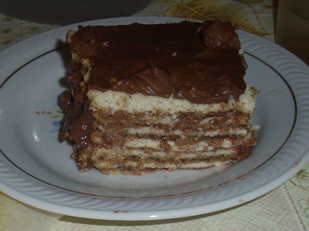 Tort de biscuiti cu ciocolata, halva si esenta de rom