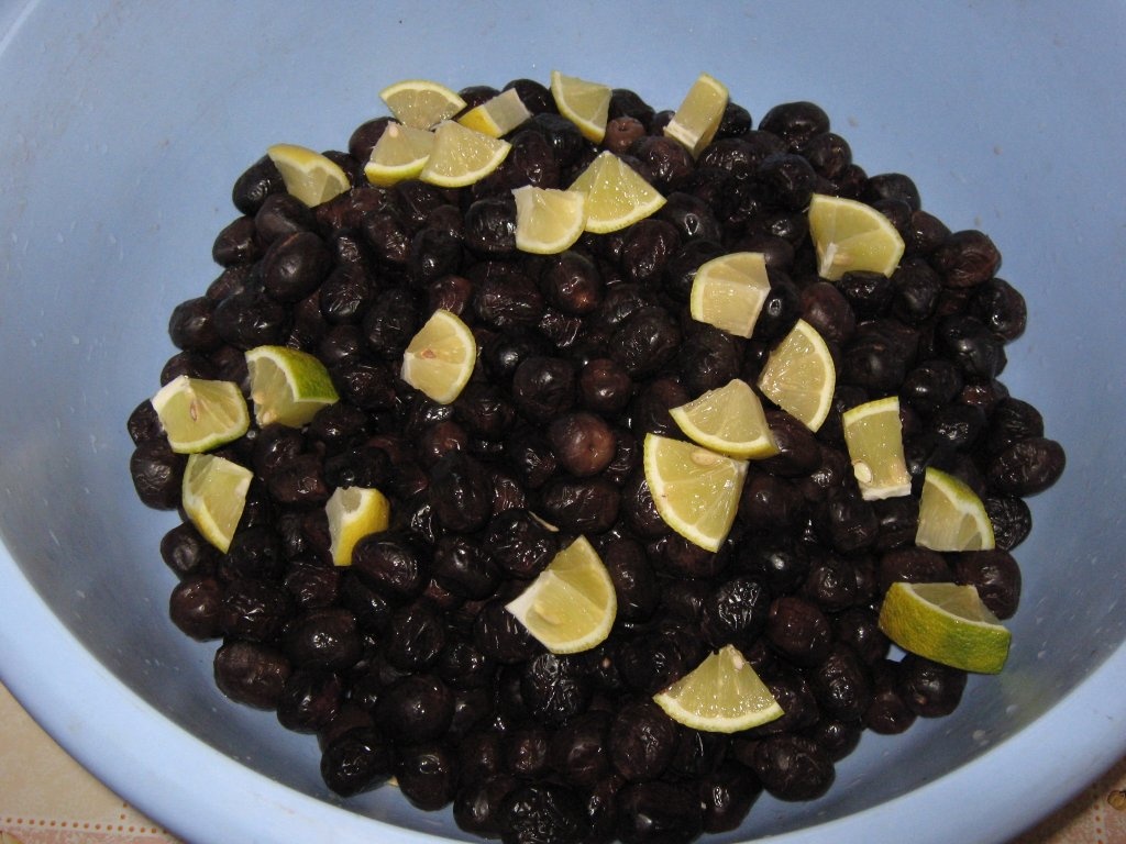Masline negre conservate in saramura si ulei de masline