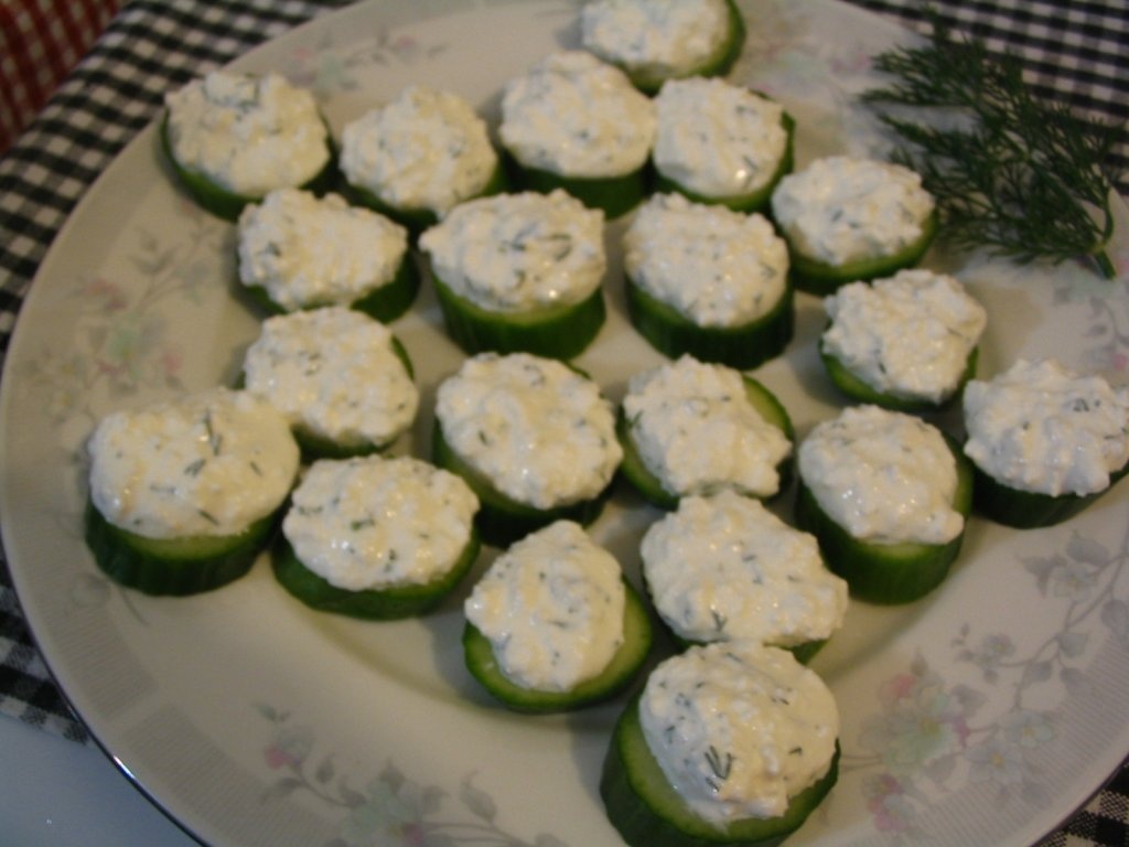 Tartine de  castravete cu branza si smantana