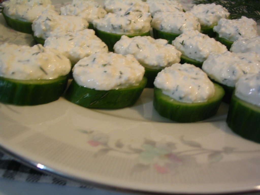 Tartine de  castravete cu branza si smantana